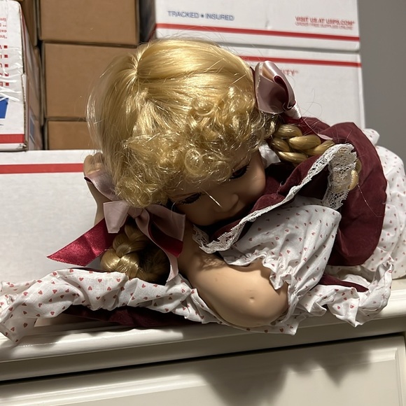 Limited Edition 1 out of 5000 Greensboro Porcelain Doll Collection - Carrie - Picture 3 of 5